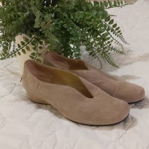 Vanelli Tan Suede Shoes